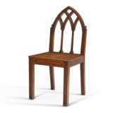 A PAIR OF VICTORIAN OAK 'GOTHICK' HALL CHAIRS - Foto 5