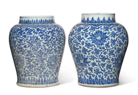 A LARGE NEAR PAIR OF CHINESE EXPORT PORCELAIN BLUE AND WHITE 'LOTUS' JARS - Foto 2