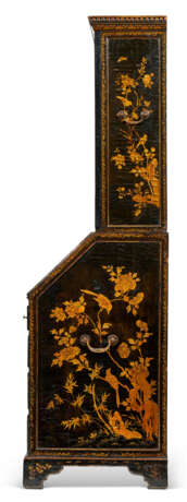 A CHINESE EXPORT BLACK-AND-GILT LACQUER BUREAU CABINET - Foto 5