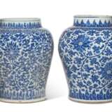 A LARGE NEAR PAIR OF CHINESE EXPORT PORCELAIN BLUE AND WHITE 'LOTUS' JARS - фото 4