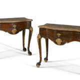 A PAIR OF ENGLISH GILT-GESSO AND WALNUT SIDE TABLES - Foto 1
