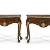 A PAIR OF ENGLISH GILT-GESSO AND WALNUT SIDE TABLES - Foto 2