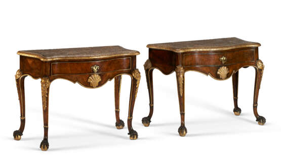 A PAIR OF ENGLISH GILT-GESSO AND WALNUT SIDE TABLES - Foto 3