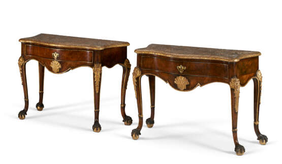 A PAIR OF ENGLISH GILT-GESSO AND WALNUT SIDE TABLES - Foto 4