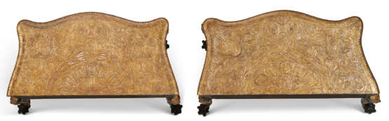 A PAIR OF ENGLISH GILT-GESSO AND WALNUT SIDE TABLES - фото 5