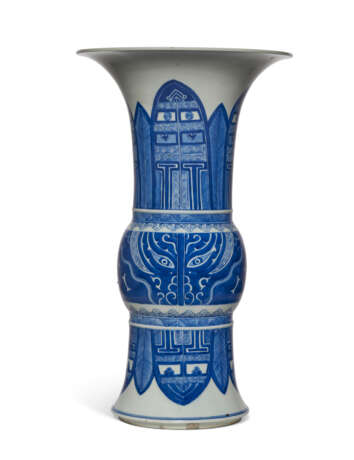 A CHINESE BLUE AND WHITE GU-FORM VASE - Foto 2