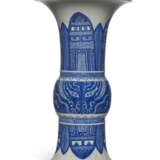 A CHINESE BLUE AND WHITE GU-FORM VASE - фото 2