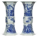 A PAIR OF CHINESE PORCELAIN BLUE AND WHITE HEXAGONAL GU-FORM VASES - Foto 2