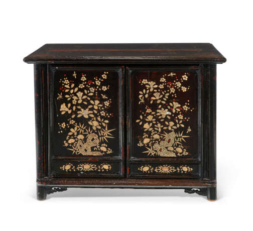 AN ASIAN EXPORT MOTHER-OF-PEARL INLAID BLACK LACQUER CABINET - фото 1