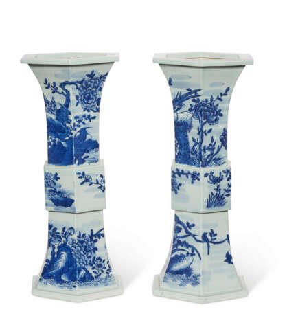 A PAIR OF CHINESE PORCELAIN BLUE AND WHITE HEXAGONAL GU-FORM VASES - Foto 4