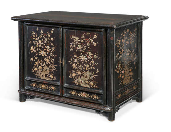 AN ASIAN EXPORT MOTHER-OF-PEARL INLAID BLACK LACQUER CABINET - фото 2