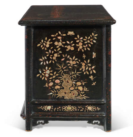AN ASIAN EXPORT MOTHER-OF-PEARL INLAID BLACK LACQUER CABINET - Foto 3