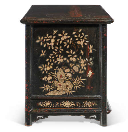 AN ASIAN EXPORT MOTHER-OF-PEARL INLAID BLACK LACQUER CABINET - Foto 4