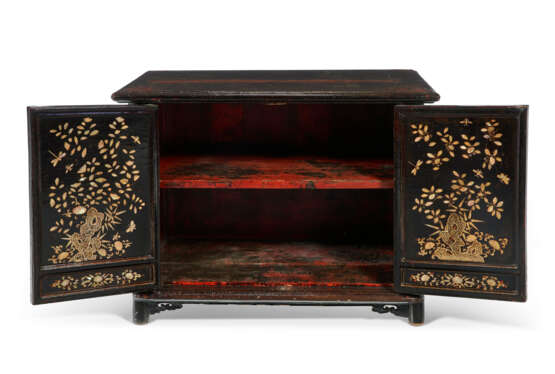 AN ASIAN EXPORT MOTHER-OF-PEARL INLAID BLACK LACQUER CABINET - фото 5