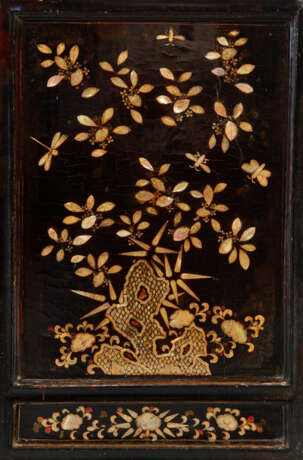 AN ASIAN EXPORT MOTHER-OF-PEARL INLAID BLACK LACQUER CABINET - фото 6