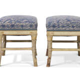 A PAIR OF DIRECTOIRE STYLE GREY-PAINTED AND PARCEL-GILT TABOURETS - Foto 3