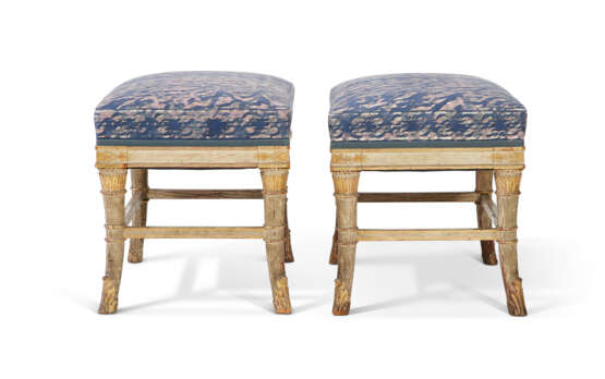A PAIR OF DIRECTOIRE STYLE GREY-PAINTED AND PARCEL-GILT TABOURETS - Foto 4