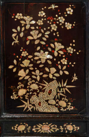 AN ASIAN EXPORT MOTHER-OF-PEARL INLAID BLACK LACQUER CABINET - фото 7