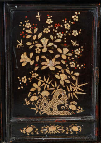 AN ASIAN EXPORT MOTHER-OF-PEARL INLAID BLACK LACQUER CABINET - фото 8