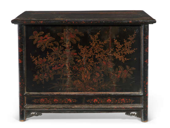 AN ASIAN EXPORT MOTHER-OF-PEARL INLAID BLACK LACQUER CABINET - Foto 9
