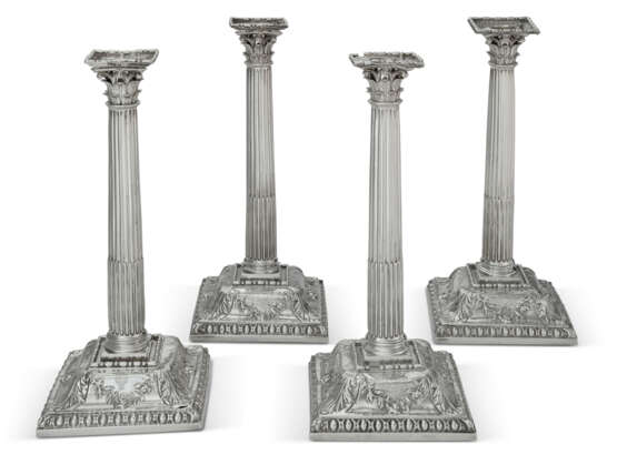 A SET OF FOUR GEORGE II SILVER CANDLESTICKS - Foto 1