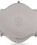 Plateau. AN EDWARD VII SILVER TWO-HANDLED FOOTED TRAY
