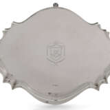 AN EDWARD VII SILVER TWO-HANDLED FOOTED TRAY - Foto 1