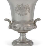 A SILVER TWO-HANDLED SMALL WINE COOLER - Foto 1