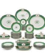 Services (Articles ménagers, Vaisselle). A CHAMBERLAIN'S WORCESTER GREEN-GROUND CRESTED DINNER SERVICE