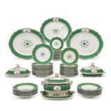 A CHAMBERLAIN'S WORCESTER GREEN-GROUND CRESTED DINNER SERVICE - фото 1