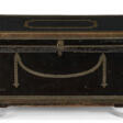 AN ENGLISH BRASS-MOUNTED LEATHER TRUNK - Auktionsarchiv