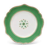 A CHAMBERLAIN'S WORCESTER GREEN-GROUND CRESTED DINNER SERVICE - Foto 2