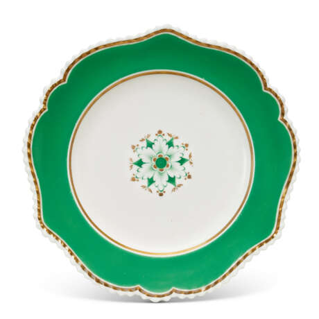 A CHAMBERLAIN'S WORCESTER GREEN-GROUND CRESTED DINNER SERVICE - Foto 2