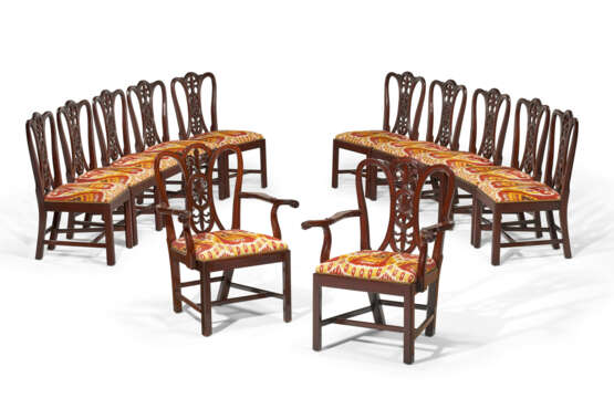 A SET OF TWELVE ENGLISH CARVED MAHOGANY DINING CHAIRS - фото 1