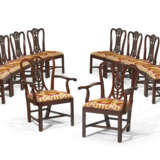 A SET OF TWELVE ENGLISH CARVED MAHOGANY DINING CHAIRS - Foto 1