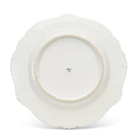 A CHAMBERLAIN'S WORCESTER GREEN-GROUND CRESTED DINNER SERVICE - Foto 3