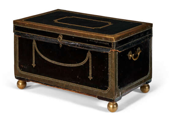 AN ENGLISH BRASS-MOUNTED LEATHER TRUNK - Foto 2