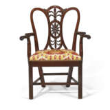 A SET OF TWELVE ENGLISH CARVED MAHOGANY DINING CHAIRS - фото 2
