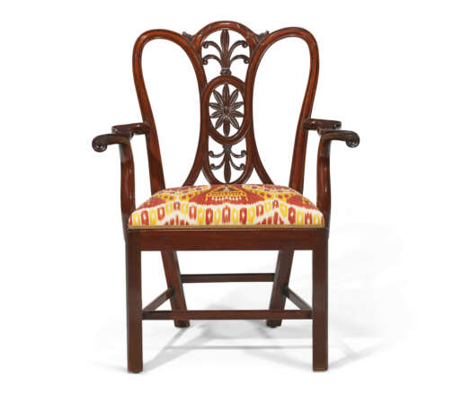 A SET OF TWELVE ENGLISH CARVED MAHOGANY DINING CHAIRS - Foto 2