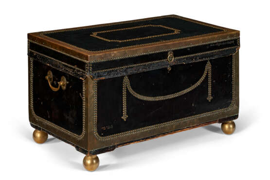 AN ENGLISH BRASS-MOUNTED LEATHER TRUNK - Foto 3