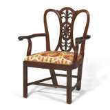A SET OF TWELVE ENGLISH CARVED MAHOGANY DINING CHAIRS - фото 3
