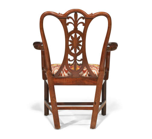 A SET OF TWELVE ENGLISH CARVED MAHOGANY DINING CHAIRS - Foto 4