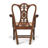 A SET OF TWELVE ENGLISH CARVED MAHOGANY DINING CHAIRS - фото 4