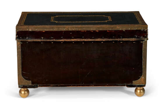 AN ENGLISH BRASS-MOUNTED LEATHER TRUNK - Foto 4