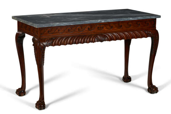 AN IRISH GEORGE II MAHOGANY SIDE TABLE - Foto 1