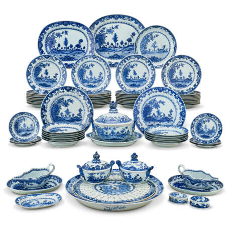 A CHINESE EXPORT PORCELAIN BLUE AND WHITE DINNER SERVICE - фото 1