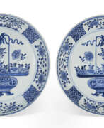 Assiettes. A LARGE PAIR OF CHINESE PORCELAIN BLUE AND WHITE SAUCER DISHES