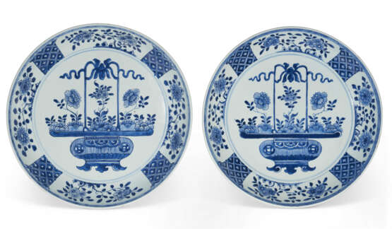 A LARGE PAIR OF CHINESE PORCELAIN BLUE AND WHITE SAUCER DISHES - фото 1