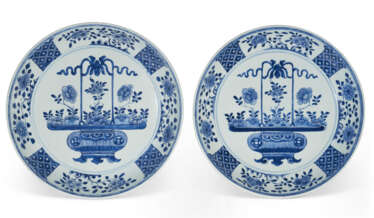 A LARGE PAIR OF CHINESE PORCELAIN BLUE AND WHITE SAUCER DISHES