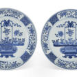 A LARGE PAIR OF CHINESE PORCELAIN BLUE AND WHITE SAUCER DISHES - Архив аукционов